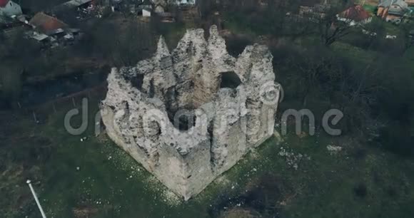 空中全景拍摄圣殿骑士古堡的废墟视频的预览图