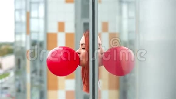女孩充气红气球视频的预览图