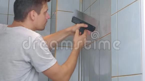 在家里做翻修的人瓦工在厕所里把墙上的瓦片去掉视频的预览图