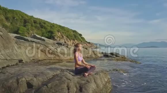 FlyCam从女孩身上移除在山上放松瑜伽姿势视频的预览图
