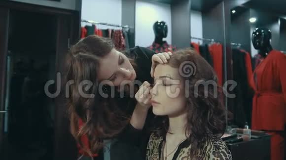 年轻女子在女装精品店做模特化妆视频的预览图