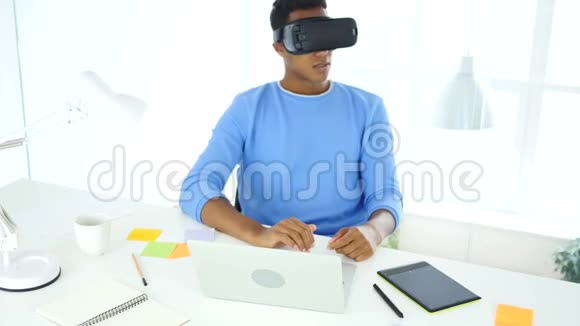 美国黑人设计师戴着虚拟现实眼镜从事创意工作视频的预览图