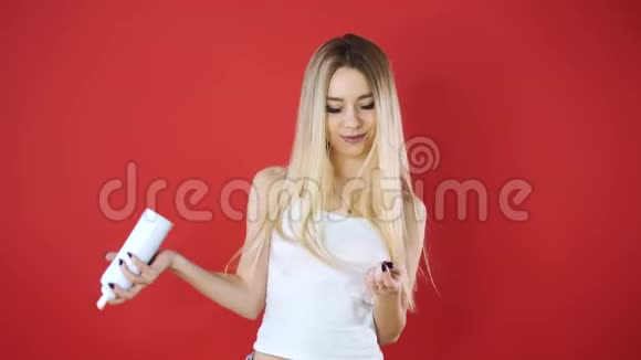 那女孩在瓶子里吃生奶油视频的预览图