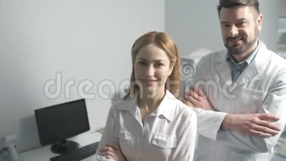 性情开朗的医学专家在摆姿势的时候视频的预览图