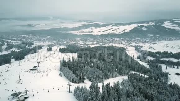 在波兰南部塔特拉山顶的高山滑雪坡的鸟瞰图视频的预览图