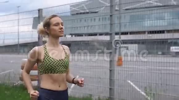 金发女人早上慢跑视频的预览图