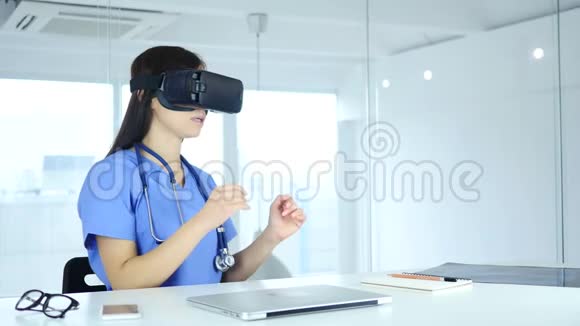 临床上使用虚拟现实眼镜的医生虚拟现实护目镜视频的预览图