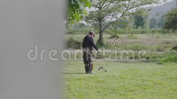 在前院用割草机把人关起来视频的预览图