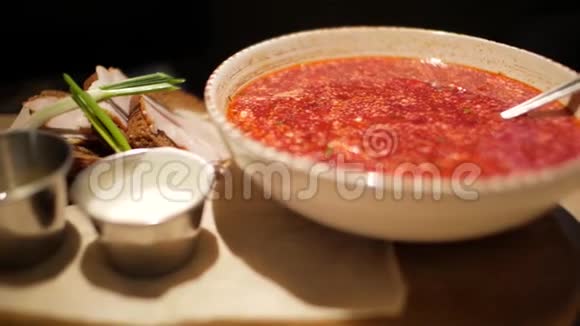 一盘带酸奶油的罗宋汤红甜菜汤博尔斯视频的预览图