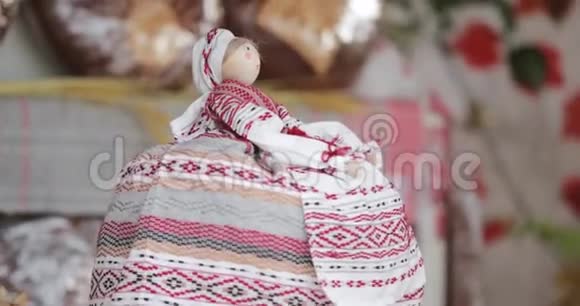 俄罗斯萨莫瓦尔是装饰与白俄罗斯民间娃娃带卷巴拉基面包和馅饼的桌子传统视频的预览图