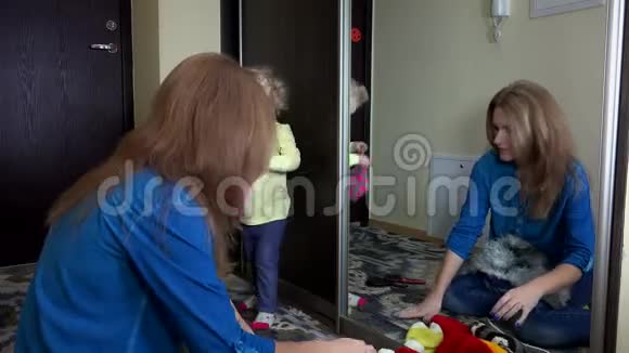 女孩子在镜子旁边戴暖冬帽视频的预览图