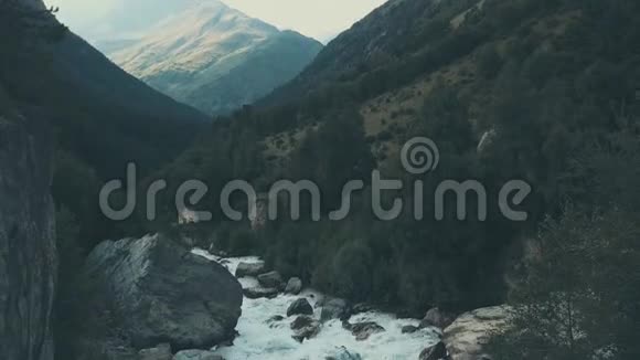 无人机在山上观看快速河流山径和溪流岩石河视频的预览图