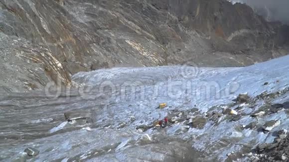 登山者穿过喜马拉雅山的冰川视频的预览图