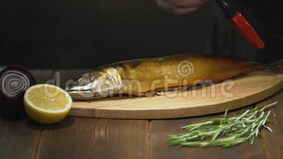 厨师在上菜前用油抹熏鱼餐厅或咖啡厅视频的预览图