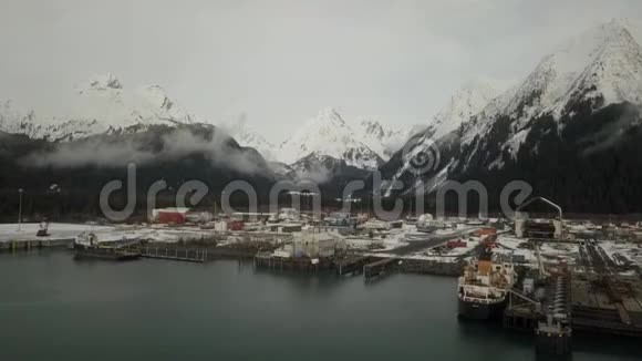 阿拉斯加的大型港口和造船厂视频的预览图