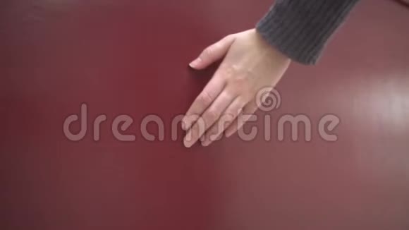 女手摸红墙视频的预览图