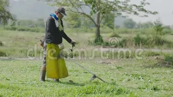 在前院用割草机把人关起来视频的预览图