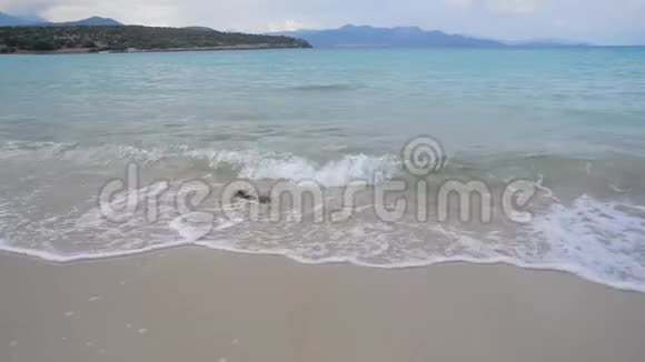 沙滩海岸波浪绿松石水阴天希腊视频的预览图