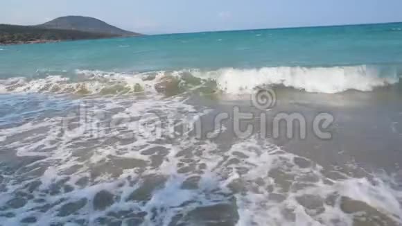 沙滩海岸波浪绿松石水阴天希腊视频的预览图