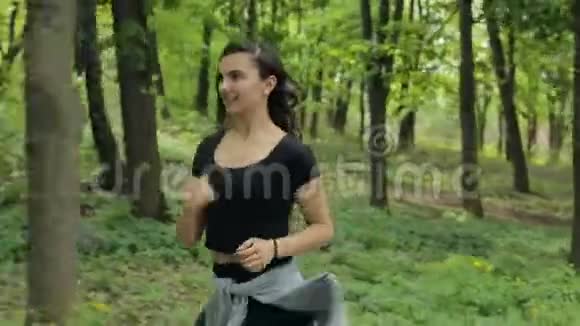 运动跑步女孩在户外跑步视频的预览图