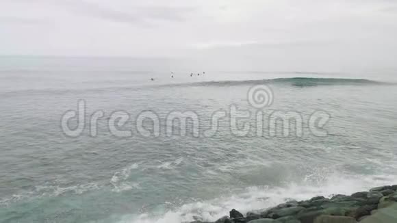 冲浪者在马德拉海岸的大西洋海浪上冲浪视频的预览图