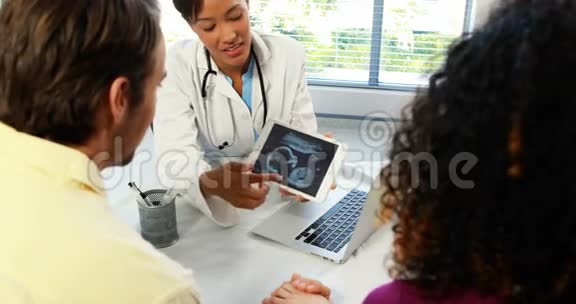 带数字平板显示婴儿超声扫描的女性医生视频的预览图