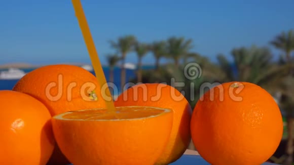 大的成熟多汁的橘子和稻草视频的预览图