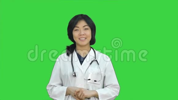 亚洲女医生展示一瓶药片在绿色屏幕上呈现药丸Chroma键视频的预览图