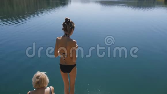 瘦女孩跳进湖水里视频的预览图