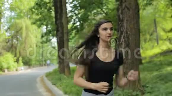 运动跑步女孩在户外跑步视频的预览图