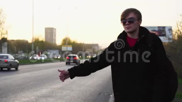 有魅力的人正在路附近乘出租车年轻的快乐男子在欧洲的街道上搭出租车高加索人的肖像视频的预览图