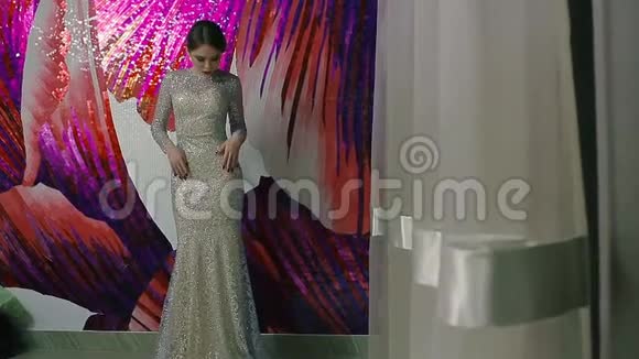 美丽的女人优雅的晚白礼服摆姿势视频的预览图