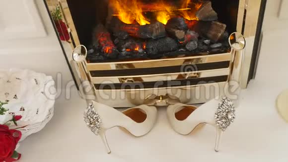 靠近壁炉的婚纱鞋视频的预览图