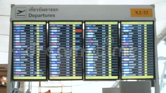 女游客在国际机场检查时间表视频的预览图