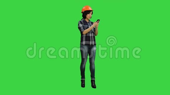 年轻的亚洲工程师在绿色屏幕上使用手机Chroma键视频的预览图