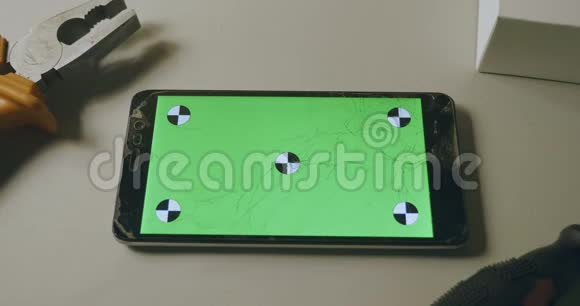 用破屏幕检查手机用绿色屏幕修理智能手机视频的预览图