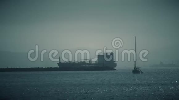直布罗陀附近海上不明帆船和货船视频的预览图
