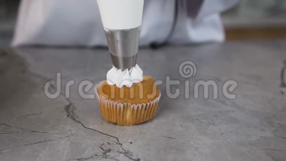 在蛋糕上放奶油的糕点包的特写镜头视频的预览图