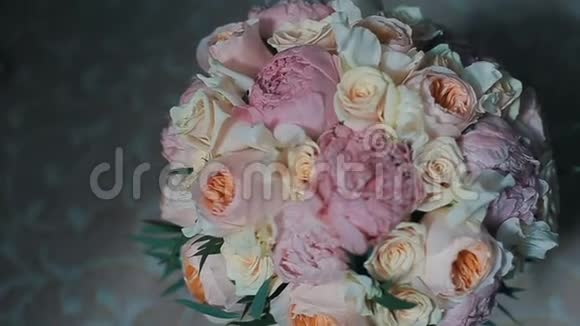 结婚的玫瑰和牡丹花束婚礼当天的新娘花束不同的花束美丽的花束视频的预览图