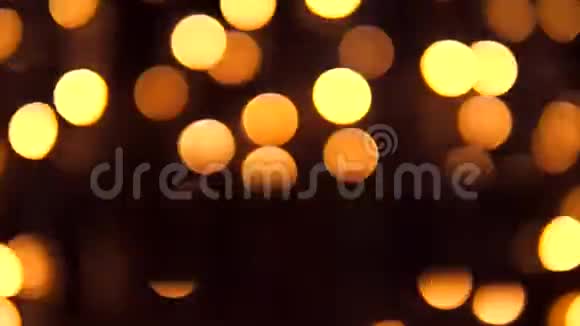 黄色的圣诞树灯光离焦金色Led灯泡抽象背景4公里视频的预览图
