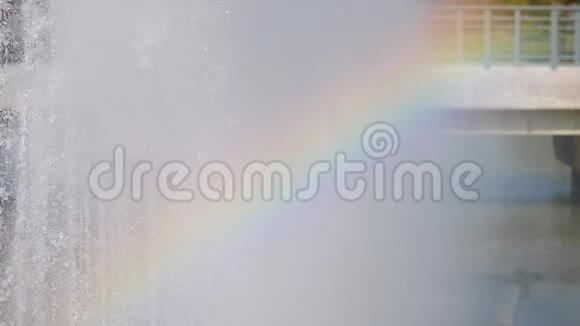 人造彩色彩虹和泉水慢动作视频的预览图