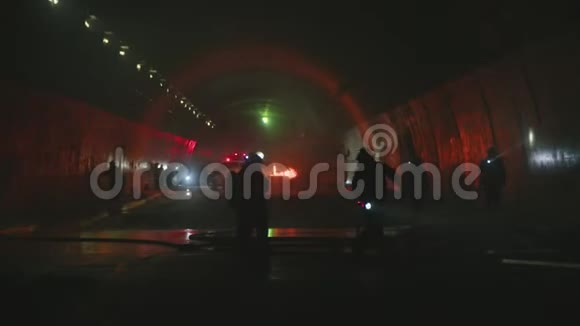 消防队员在黑暗的隧道内背景是应急灯视频的预览图