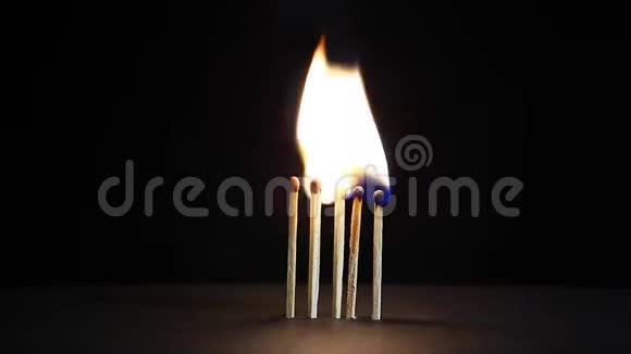 木制火柴火焰纸盒背景高清视频的预览图