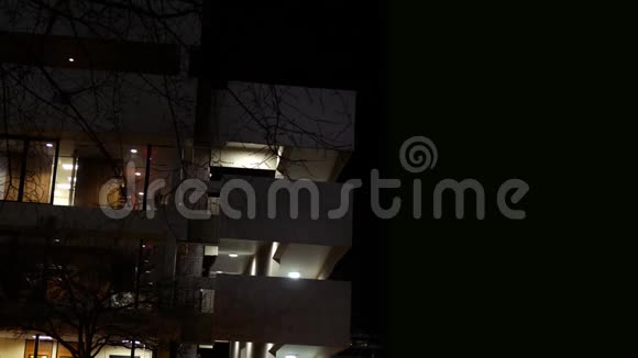 市区夜间美丽的白色办公楼视频的预览图