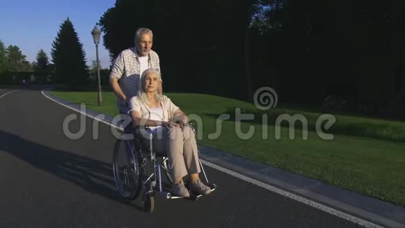 在公园里与瘫痪妻子的老情视频的预览图