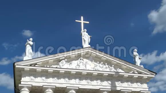 立陶宛维尔纽斯圣斯坦尼斯劳斯大教堂近脚踏板的平滑滑动镜头金光闪闪的十字架视频的预览图