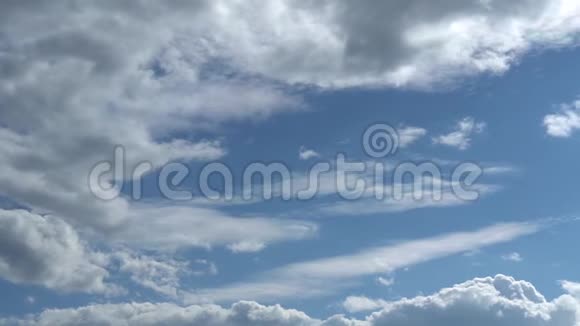 蓝天白云的美丽全景令人放松的移动转换云观全高清时间延时视频的预览图