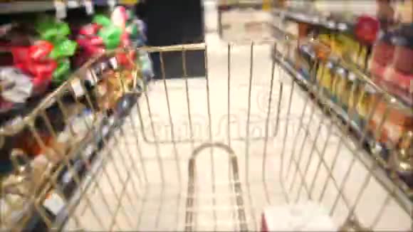 购物车与健康食品移动通过超市4K时间推移视频的预览图