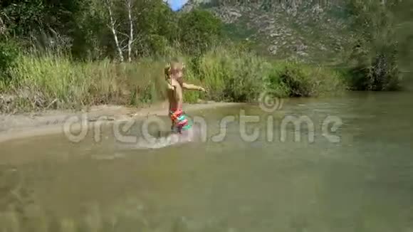 小男孩在水里奔跑视频的预览图