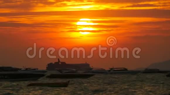 大海上的红日落波浪上的剪影船时光流逝泰国帕塔亚视频的预览图